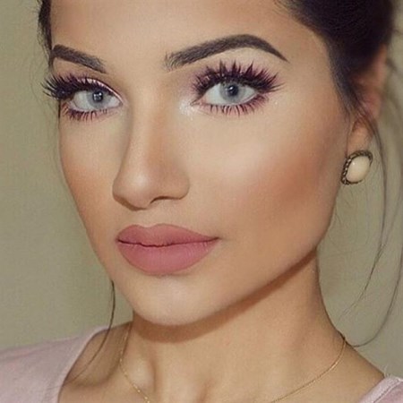 تكبير العيون بالمكياج الخفيف