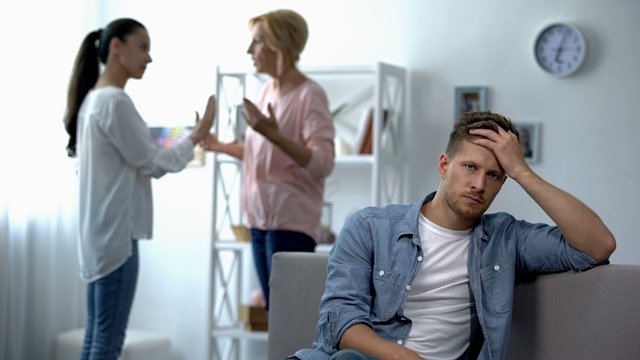 كيف اتعامل مع اهل زوجي المنافقين