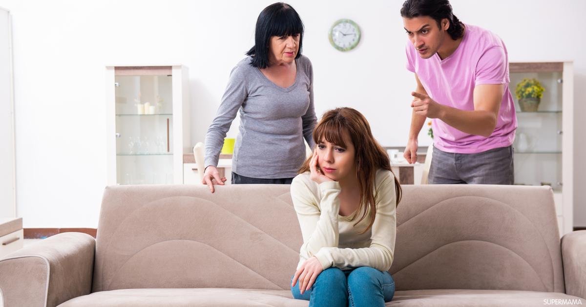 كيف يعامل الزوج زوجته امام اهله