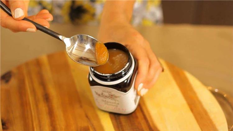 طريقة استخدام عسل مانوكا