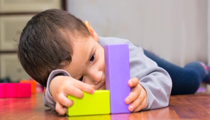 أعراض التوحد في عمر شهرين