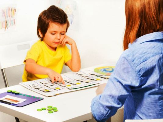 متى يتكلم الطفل التوحدي